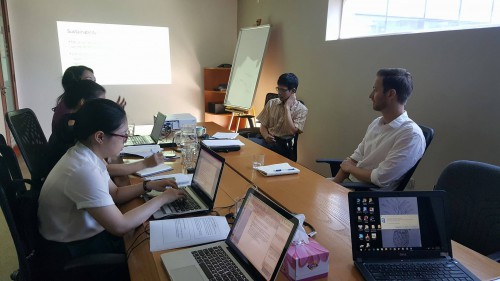Phỏng vấn các chuyên gia và cán bộ phụ trách chương trình tại Văn phòng tổ chức Fhi360 Việt Nam