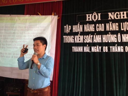 Anh Lê Anh Sơn, Cán bộ trung tâm GreenID giới thiệu cho các cán bộ xã những giải pháp năng lượng bền vững cấp cộng đồng