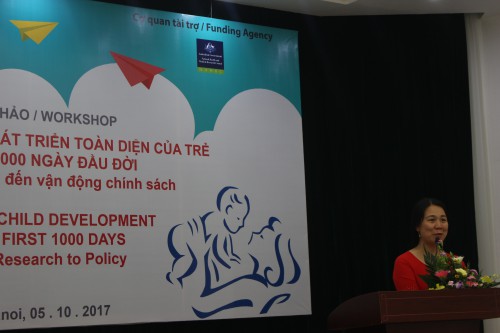 Bà Trần Thu Hà giời thiệu về mô hình thí điểm "Câu lạc bộ học tập cộng đồng vì sự phát triển toàn diện của trẻ nhỏ" tại Hà Nam
