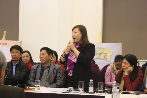 Phát biểu của đại diện hội phụ nữ tỉnh Hà nam, về tổ chức triển khai mô hình câu lạc bộ tại xã trên thực tế, có sự phối hợp giữa ba tổ chức trong xã: Hội phụ nữ, giáo dục mầm non, và y tế xã. 