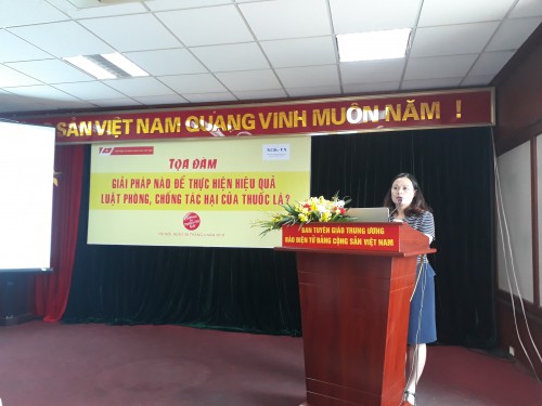 ThS. Nguyễn Thị Thu Hương, đại diện Quỹ Phòng chống tác hại thuốc lá (Bộ Y tế) trình bày về tình hình thực hiện Luật PCTHTL 