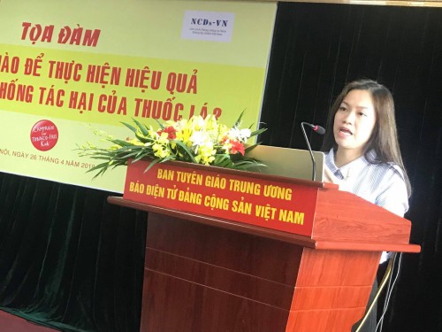 Bà Đoàn Thu Huyền, Giám đốc Chương trình tại Việt Nam, Tổ chức Chiến dịch vì trẻ em không thuốc lá chia sẻ kinh nghiệm quốc tế thực hiện Điều 5.3 Công ước Khung