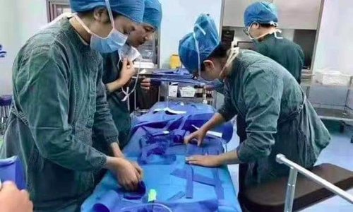 Đợt dịch bệnh này đã gây khủng hoảng y tế nghiêm trọng tại Vũ Hán. Trong ảnh: các y tá tại một bệnh viện Vũ Hán đang làm khẩu trang làm từ khăn trải bàn vì họ không còn đủ khẩu trang. Nguồn: Theguardian.